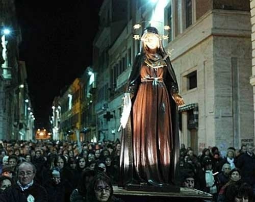 Torna il celebre rito della processione della desolata che visita sette chiese della città