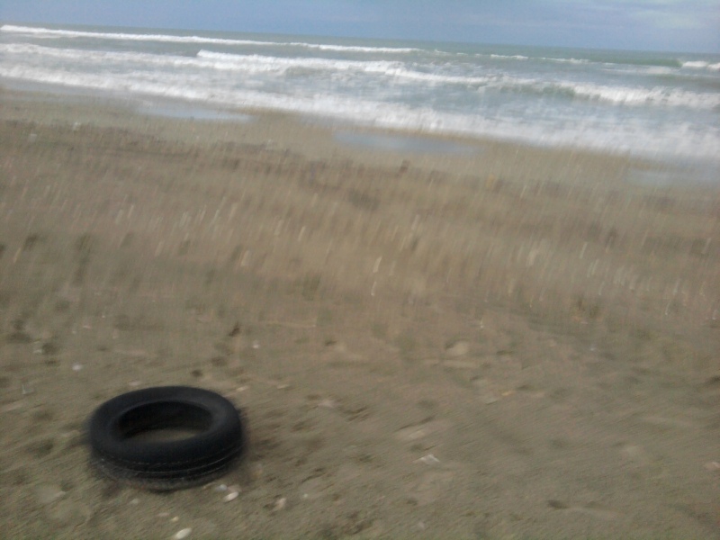 Arrivano turisti, la spiaggia è abbandonata gomme di automobili e sacchetti spazzatura