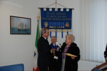 Il Direttore Marittimo dellAbruzzo e del Molise e Capo del Compartimento Marittimo di Pescara Luciano Pozzolano consegna le onorificenze alla figlia Fabina Castroni, alla presenza della signora Anna Primarelli, Commissario Provinciale dellAssociazione Nastro Azzurro di Teramo